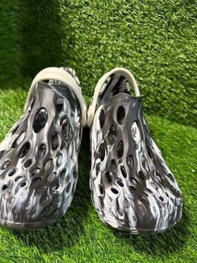 Merrell women’s Black & White Marble Slip-On Clog size 6